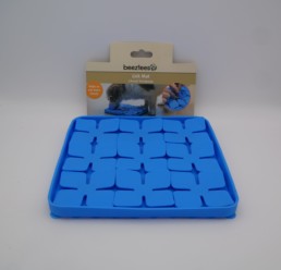 Tapis à lécher en silicone bleu pour chien – marque Beeztees